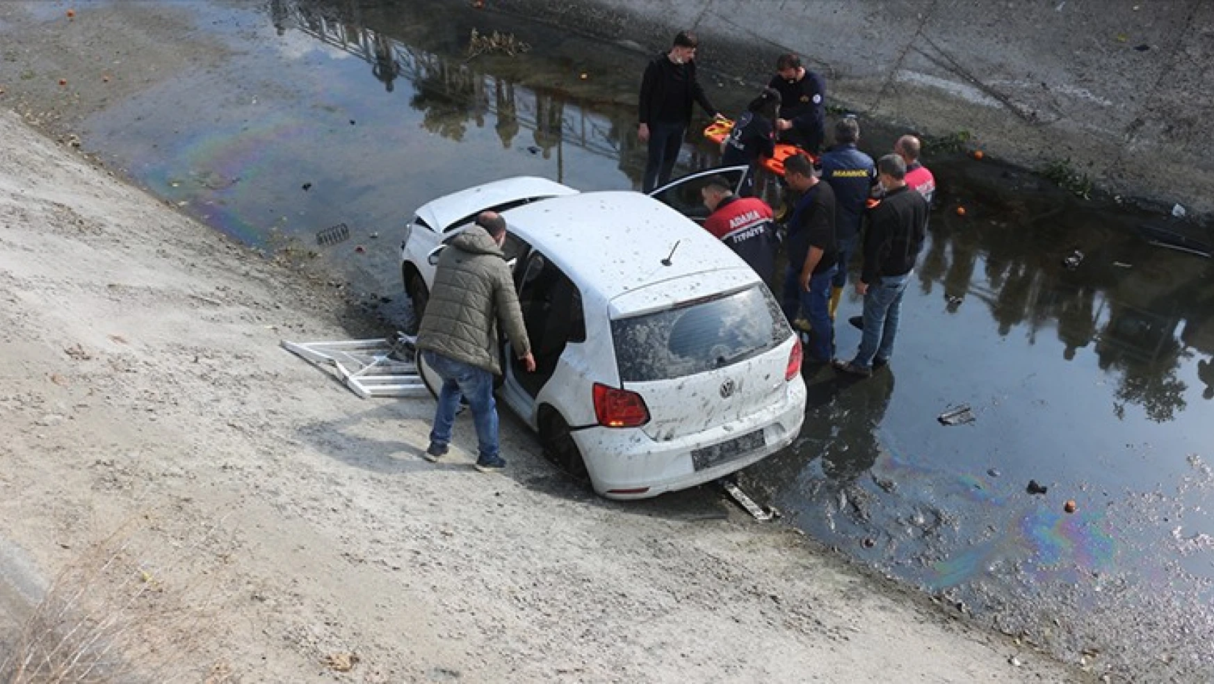 Kanal'a devrilen otomobilin sürücüsü yaralandı