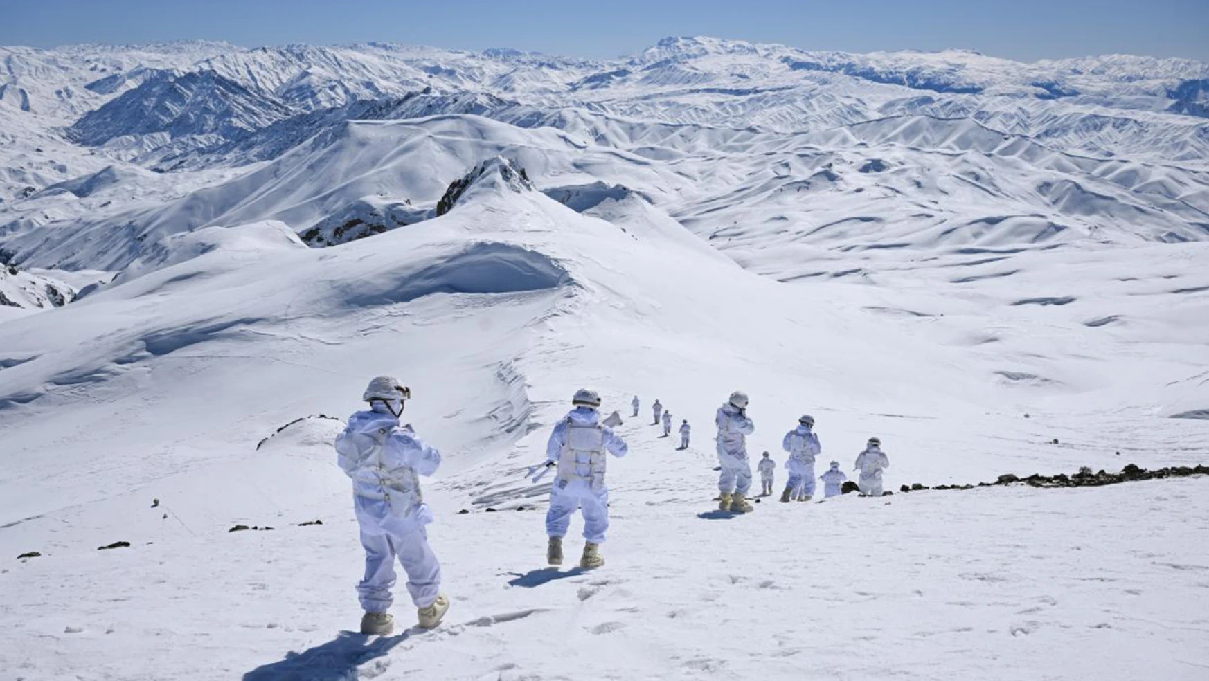 Karlı dağlarda terörle mücadele devam ediyor
