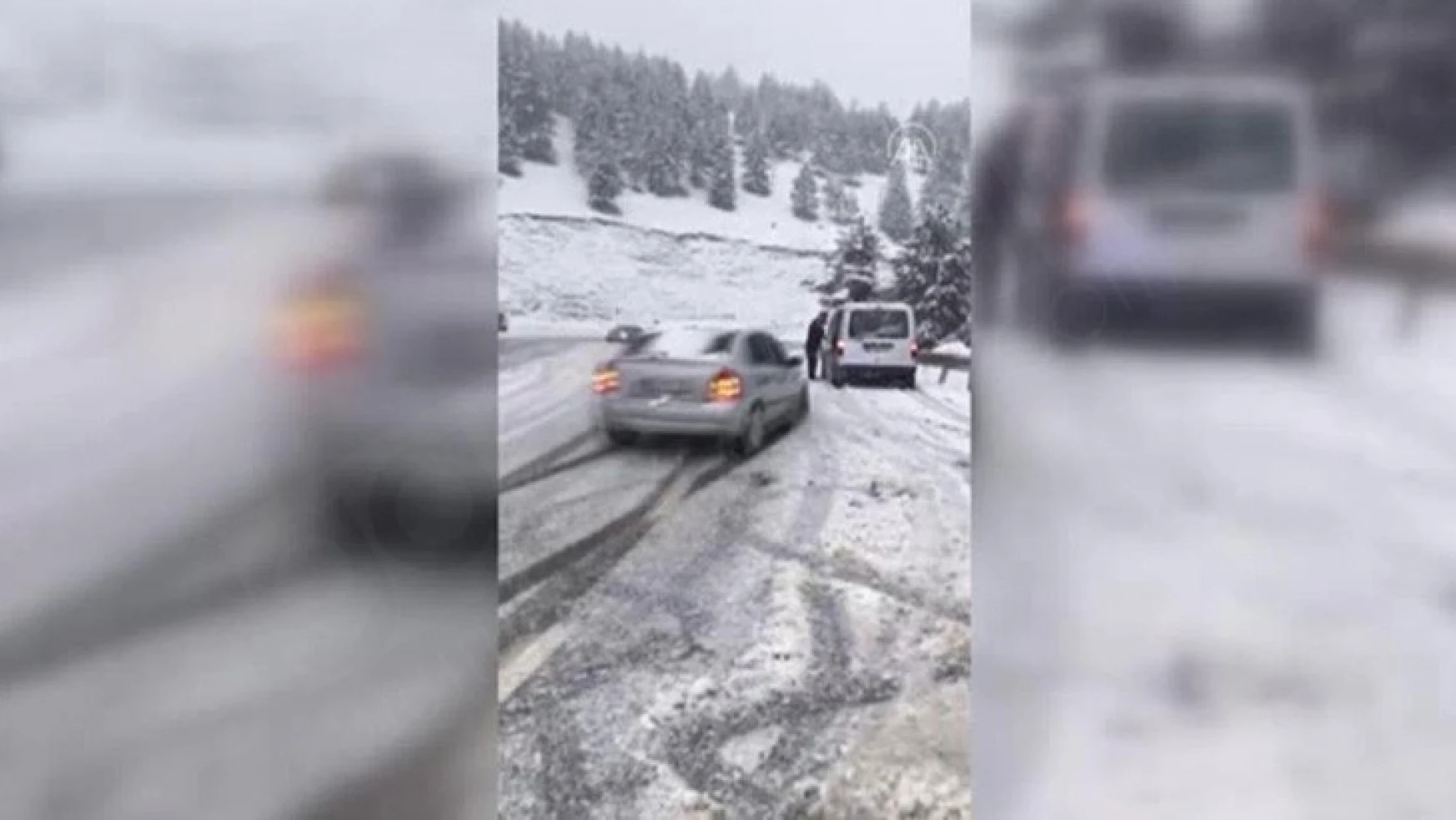 Karlı yolda kayan otomobil hem araca hem sahibine çarptı