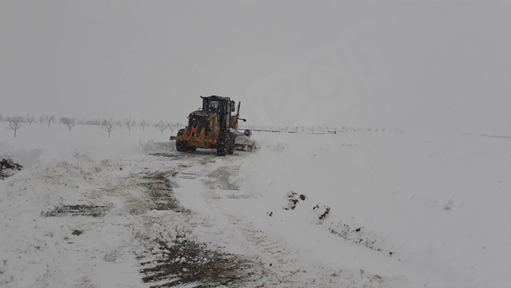 Kırsal mahallelerde karla mücadele aralıksız sürdürülüyor