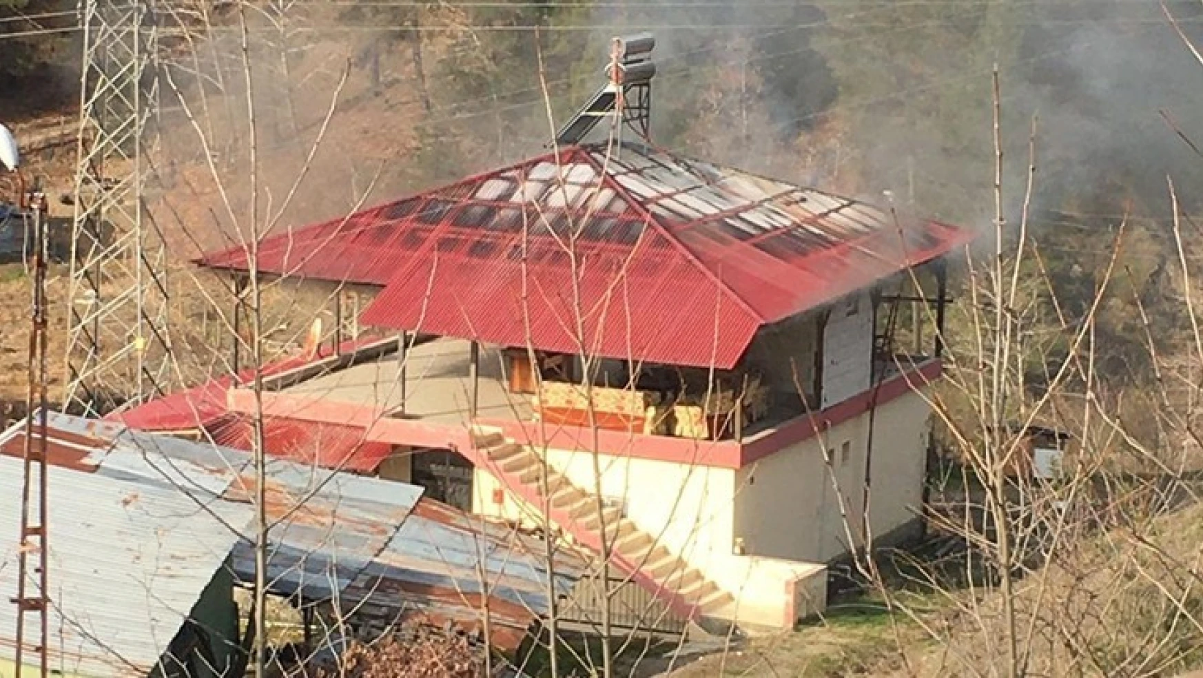 Kozan'da yangın çıkan evde hasar oluştu