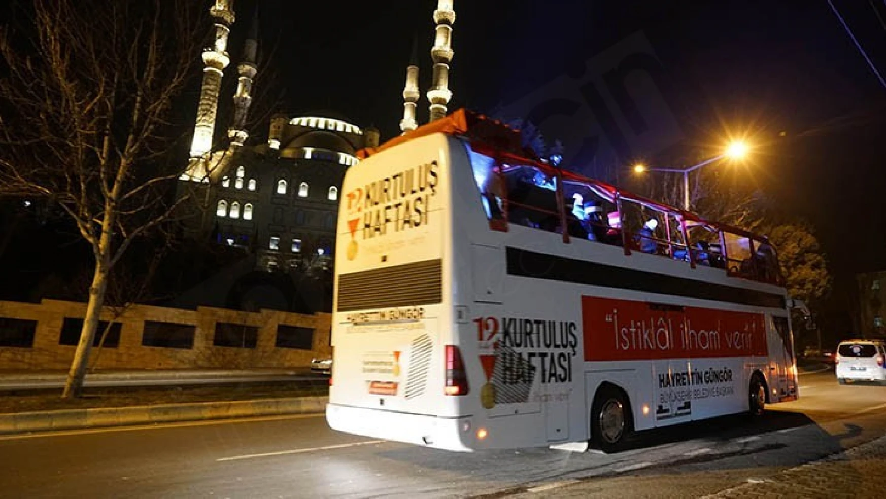 Kurtuluş otobüsü şehri dolaşıyor