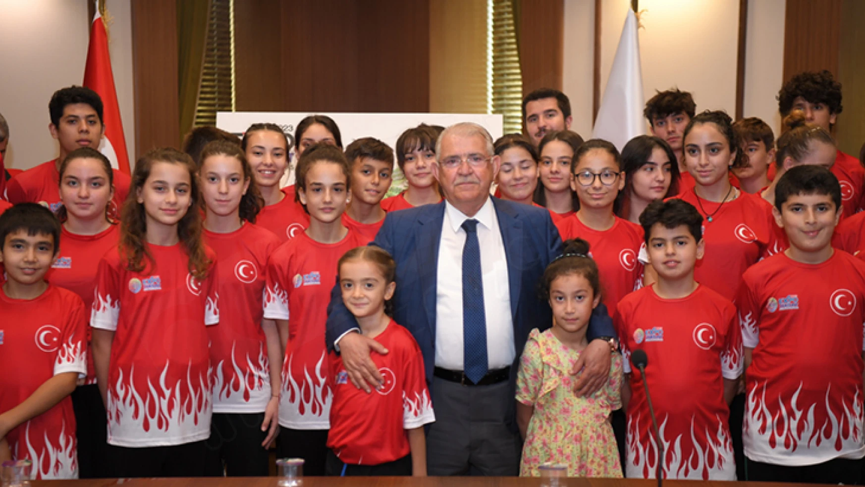 Masa Tenisi Yıldız-Genç Milli Takımı'ndan Başkan Mahçiçek'e ziyaret