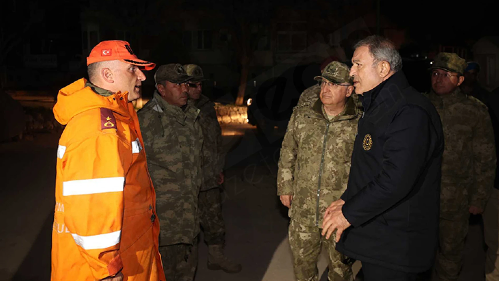 Milli Savunma Bakanı Hulusi Akar, deprem bölgesinde