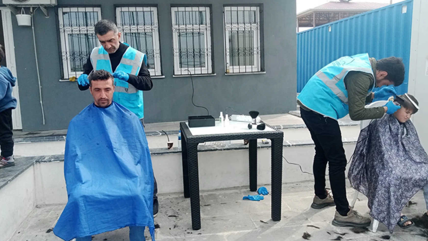 Mobil berber ekibi Dulkadiroğlu'nda çalışmalarını sürdürüyor