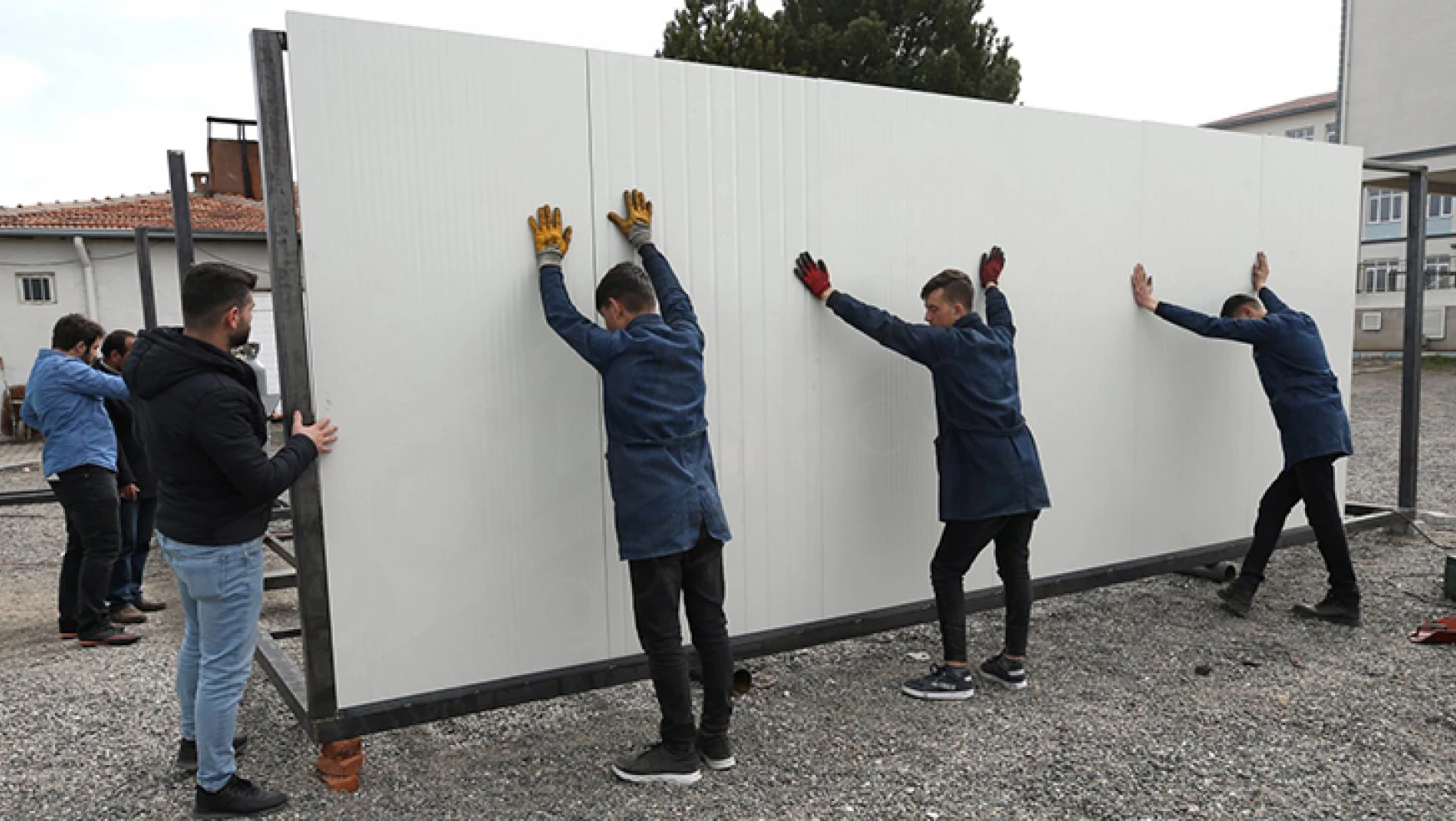 Öğrenciler, konteyner sınıf üretimi için kolları sıvadı