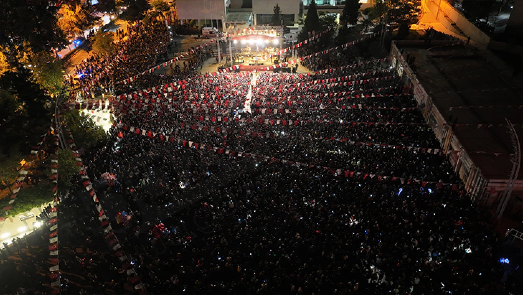 Oğuzhan Koç, konserine Kahramanmaraş'ta on binler eşlik etti