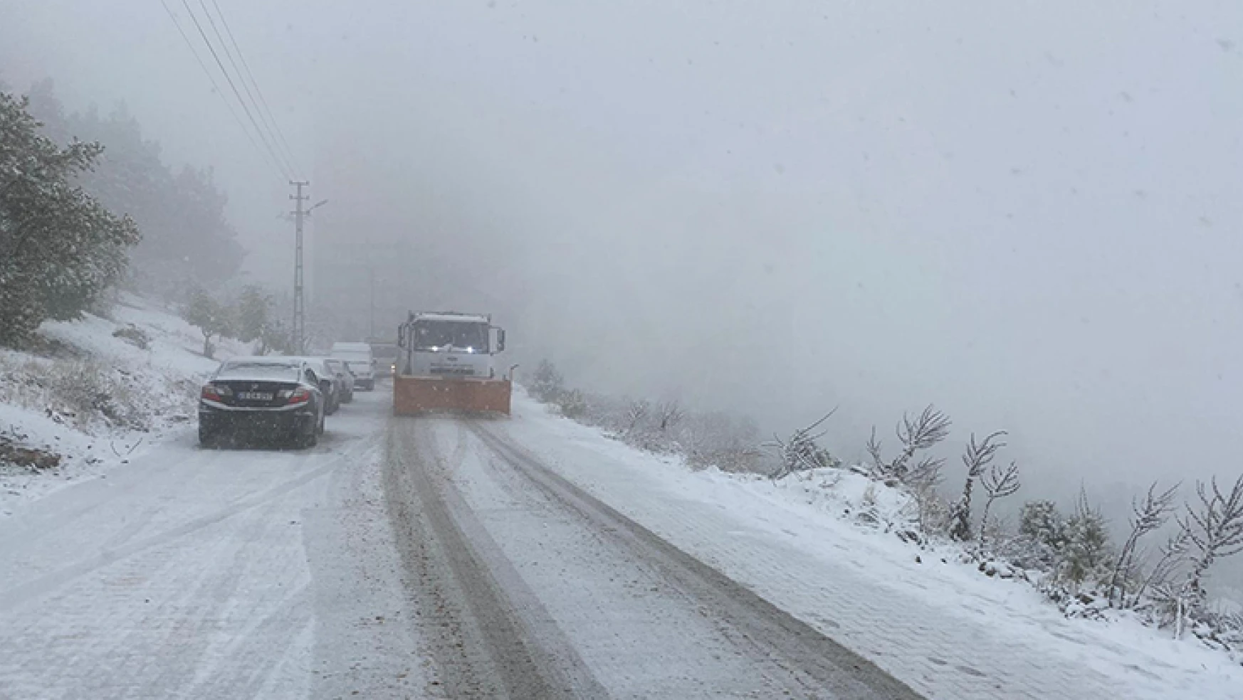 Onikişubat Belediyesi, kar küreme araçlarıyla mücadelesini sürdürüyor