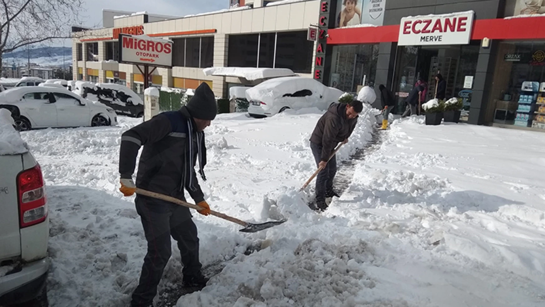 Onikişubat Belediyesi'nin karla mücadelesi sürüyor