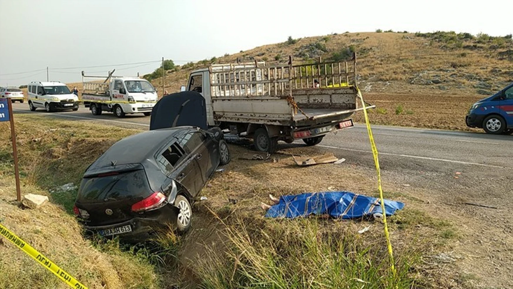 Otomobil ile kamyonet çarpıştı: 2 ölü, 4 yaralı