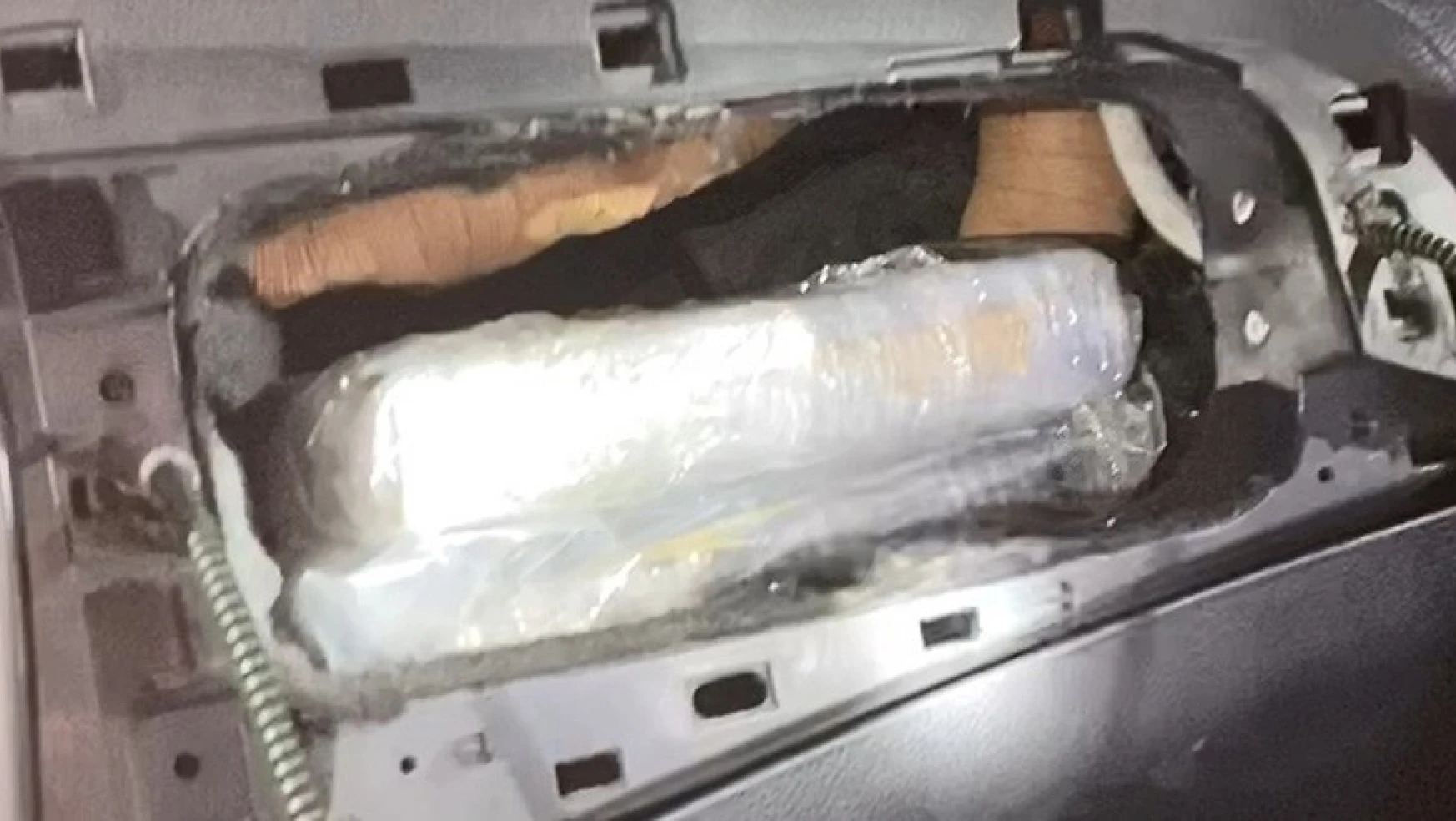 Otomobilin hava yastığı bölümüne gizlenmiş 2 kilogram kokain ele geçirildi