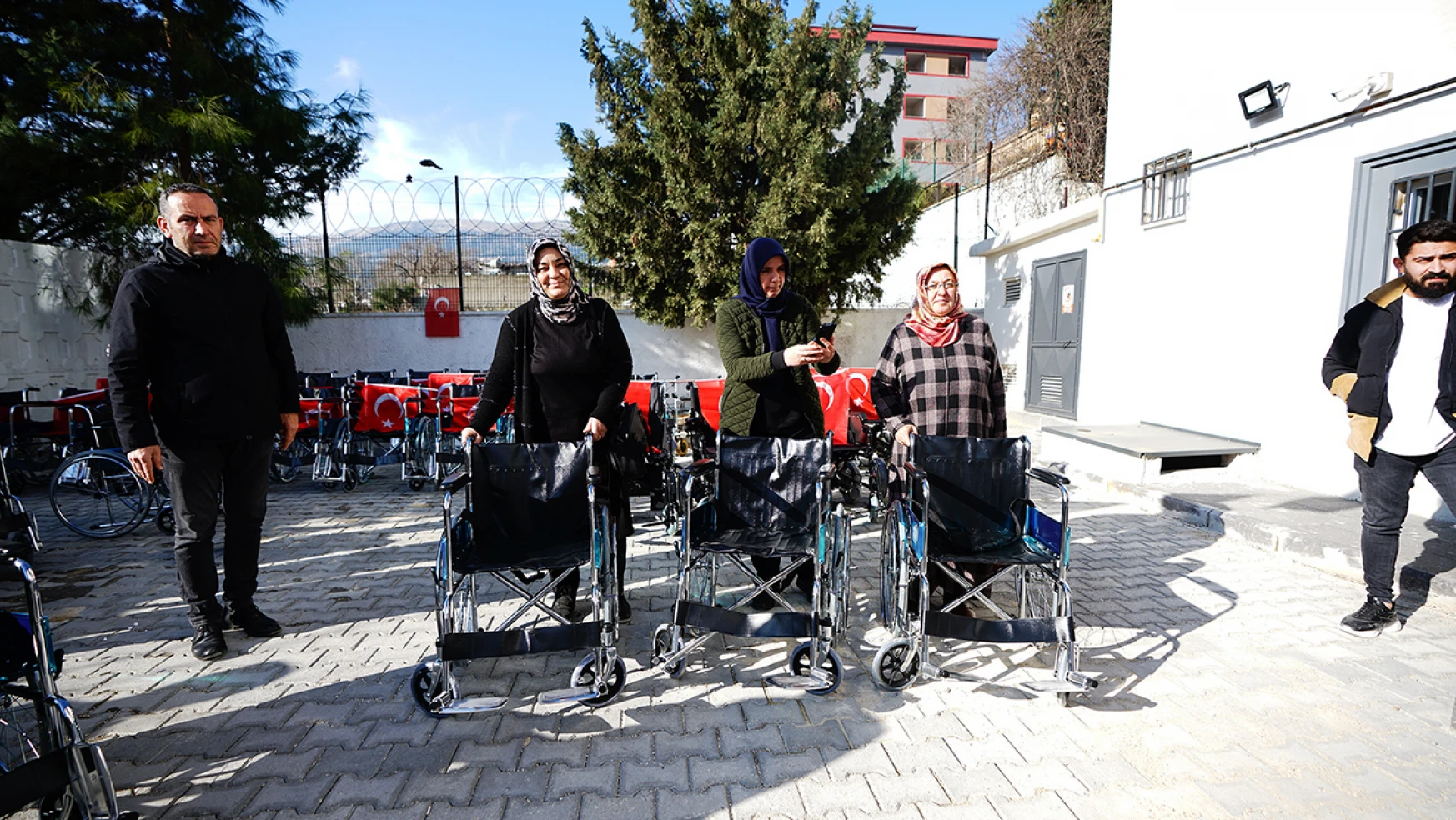 Özel gereksinimli vatandaşlara tekerlekli sandalyeleri teslim edildi