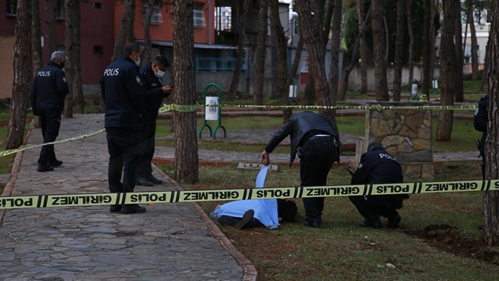 Parkta silahla vurulmuş erkek cesedi bulundu