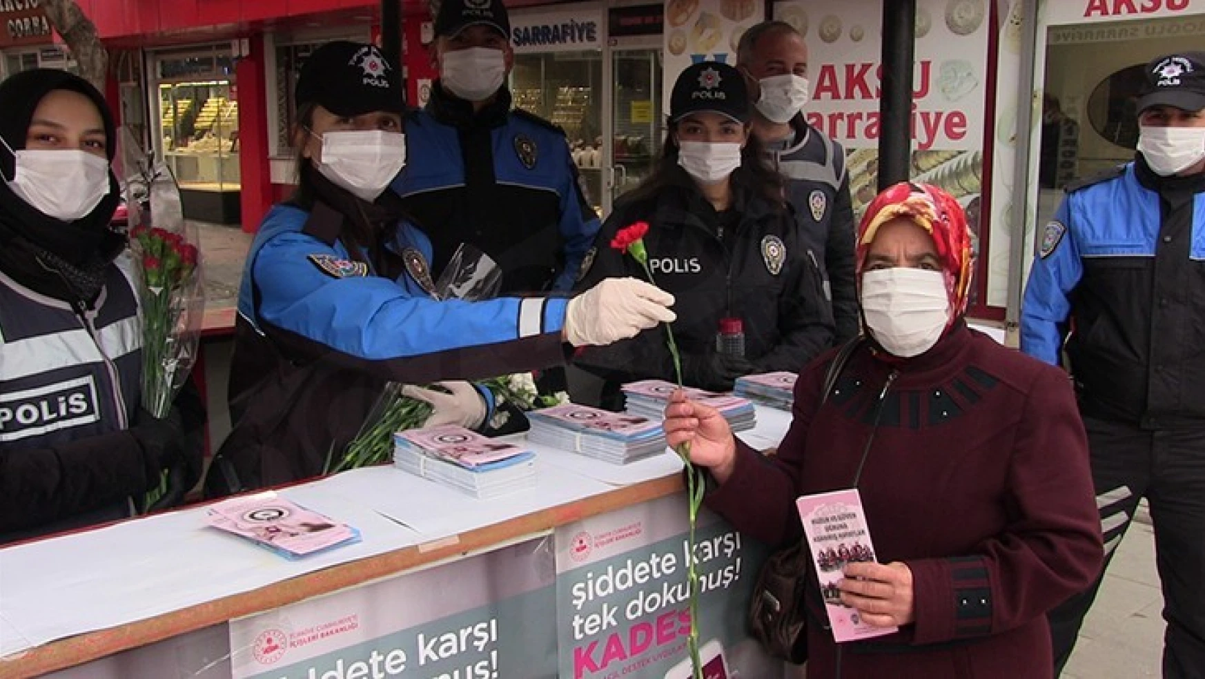 Polis ekipleri kadına şiddete karşı uyarıp karanfil dağıttı