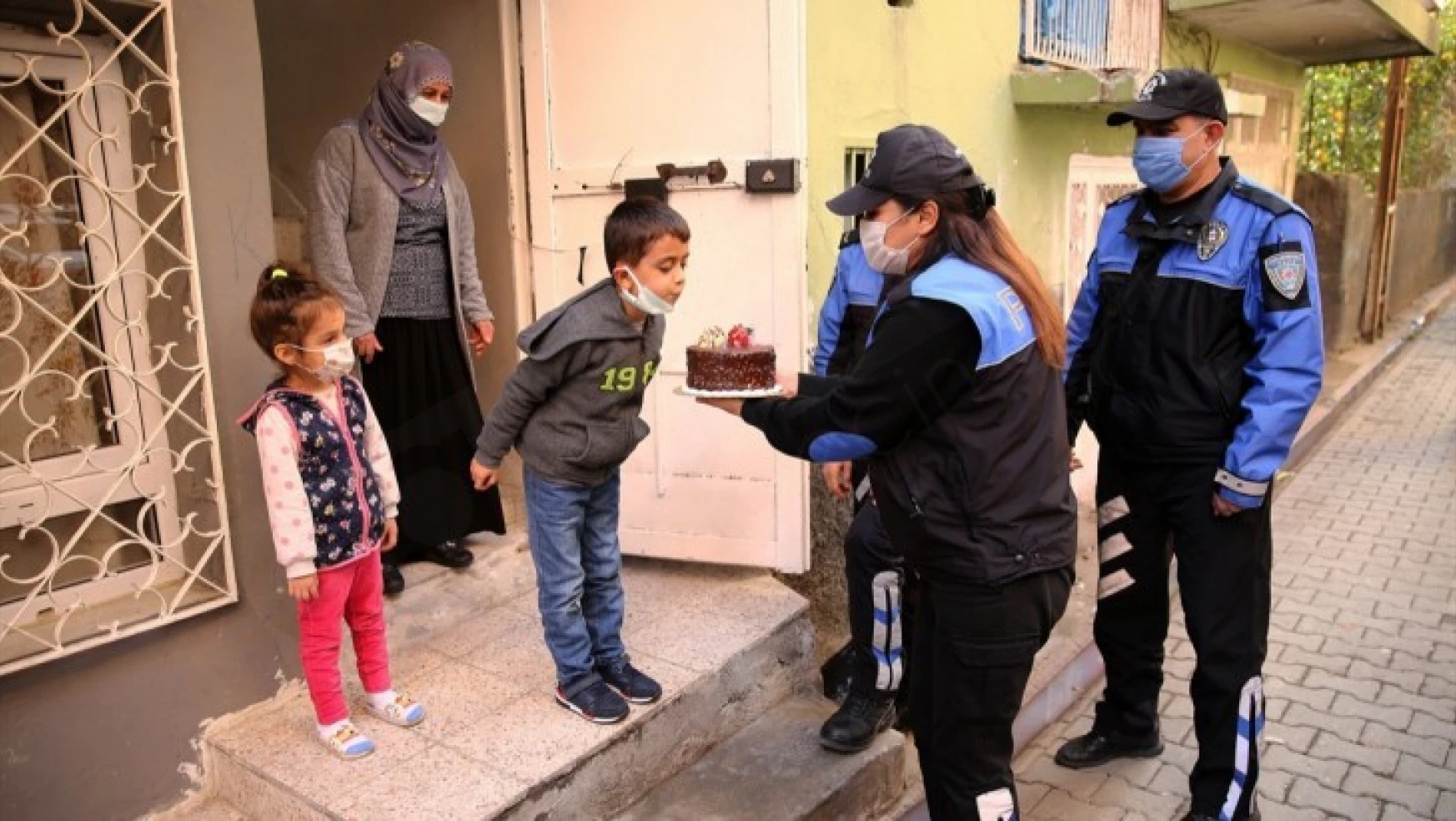 Polisten 7 yaşına giren çocuğa sürpriz doğum günü kutlaması