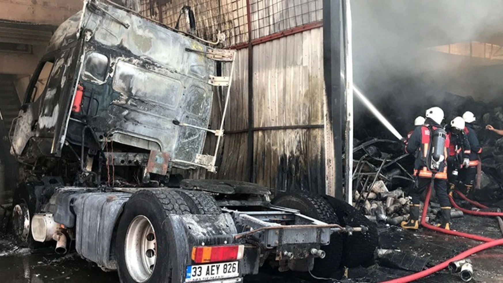 Sanayi sitesinde çıkan yangında 4 iş yeri ve 4 araçta hasar oluştu