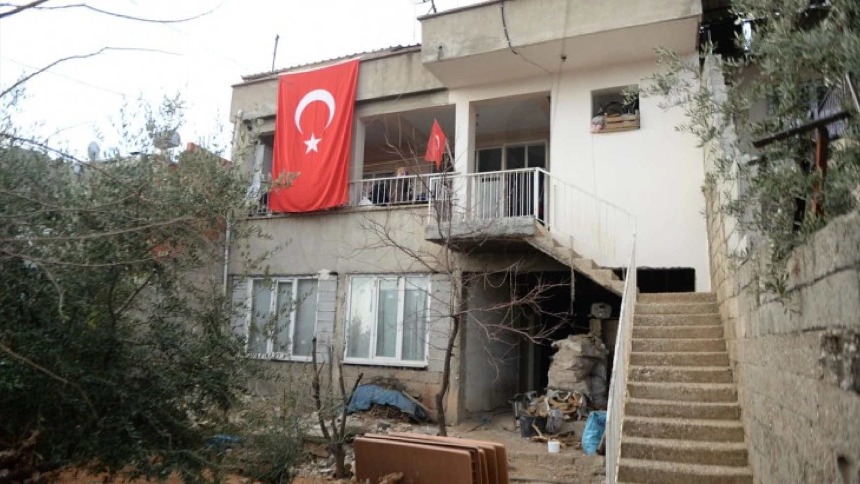 Şehit Uzman Çavuş Sarı'nın evine Türk bayrağı asıldı