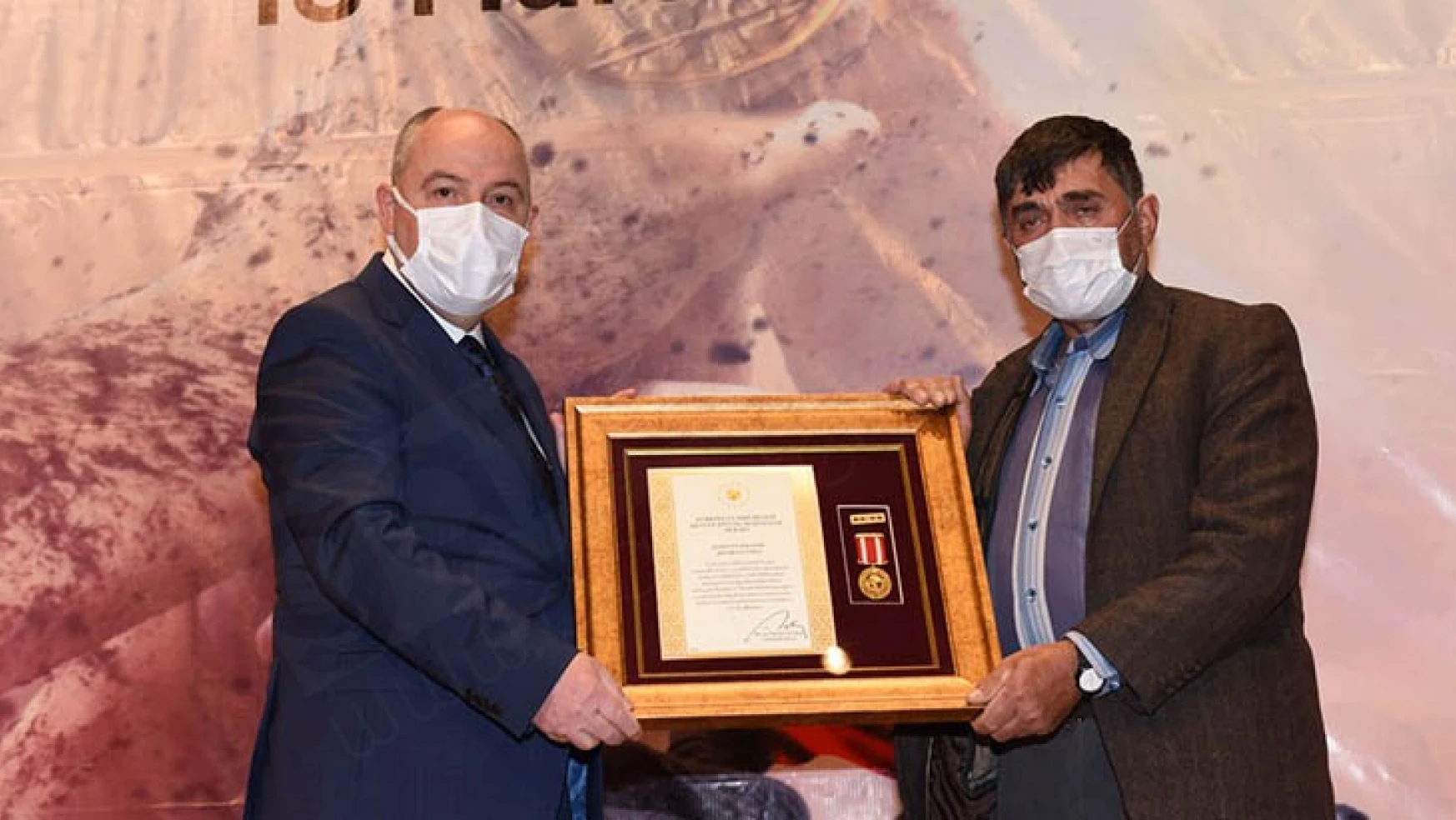 Şehit yakınları ve gazilere Devlet Övünç Madalyası ve Beratı verildi