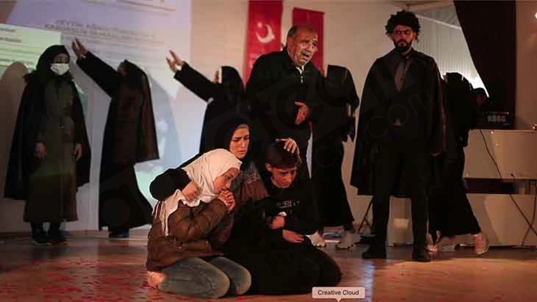 Suriyelilerden oluşturulan tiyatro ve müzik ekibi Kahramanmaraş'ta sahne aldı