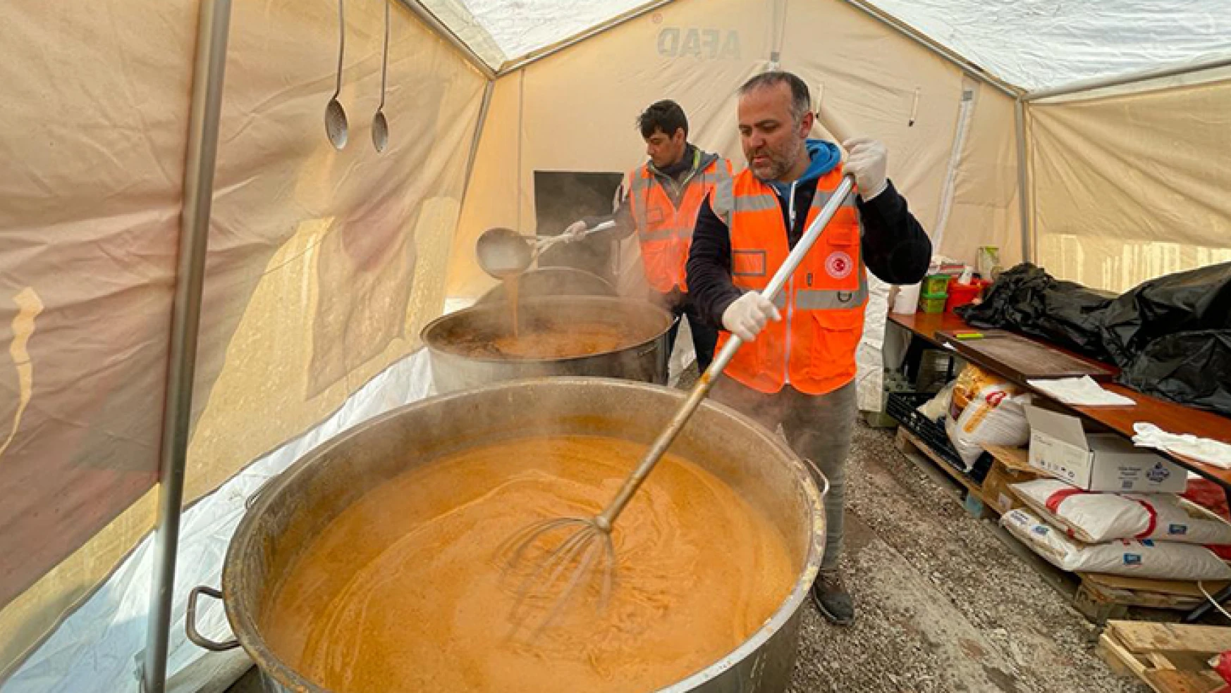 TBMM Personeli, Elbistan'da depremzedelere sıcak yemek yapıyor