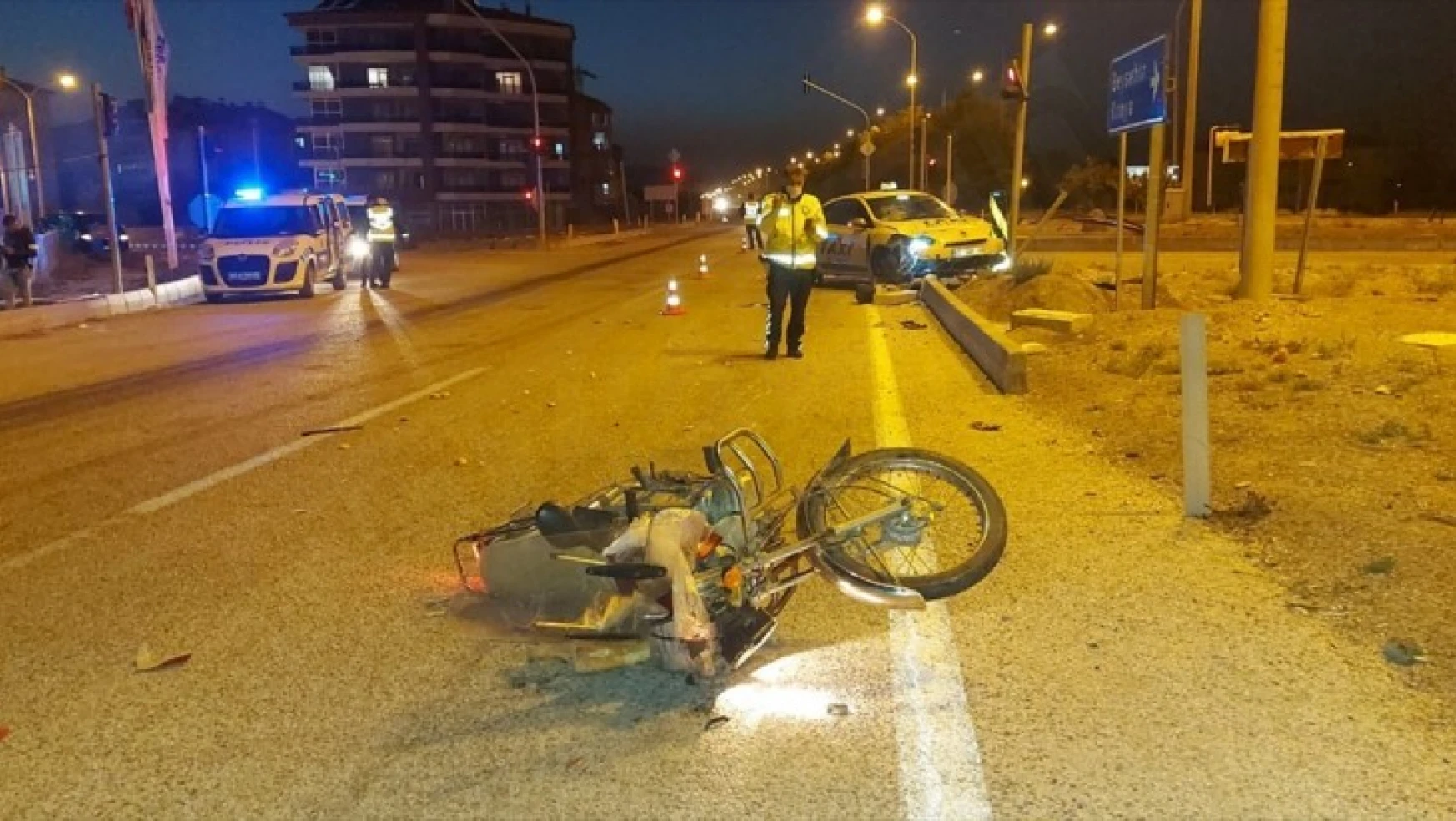 Ticari taksiyle motosiklet çarpıştı: 1 ölü, 3 yaralı