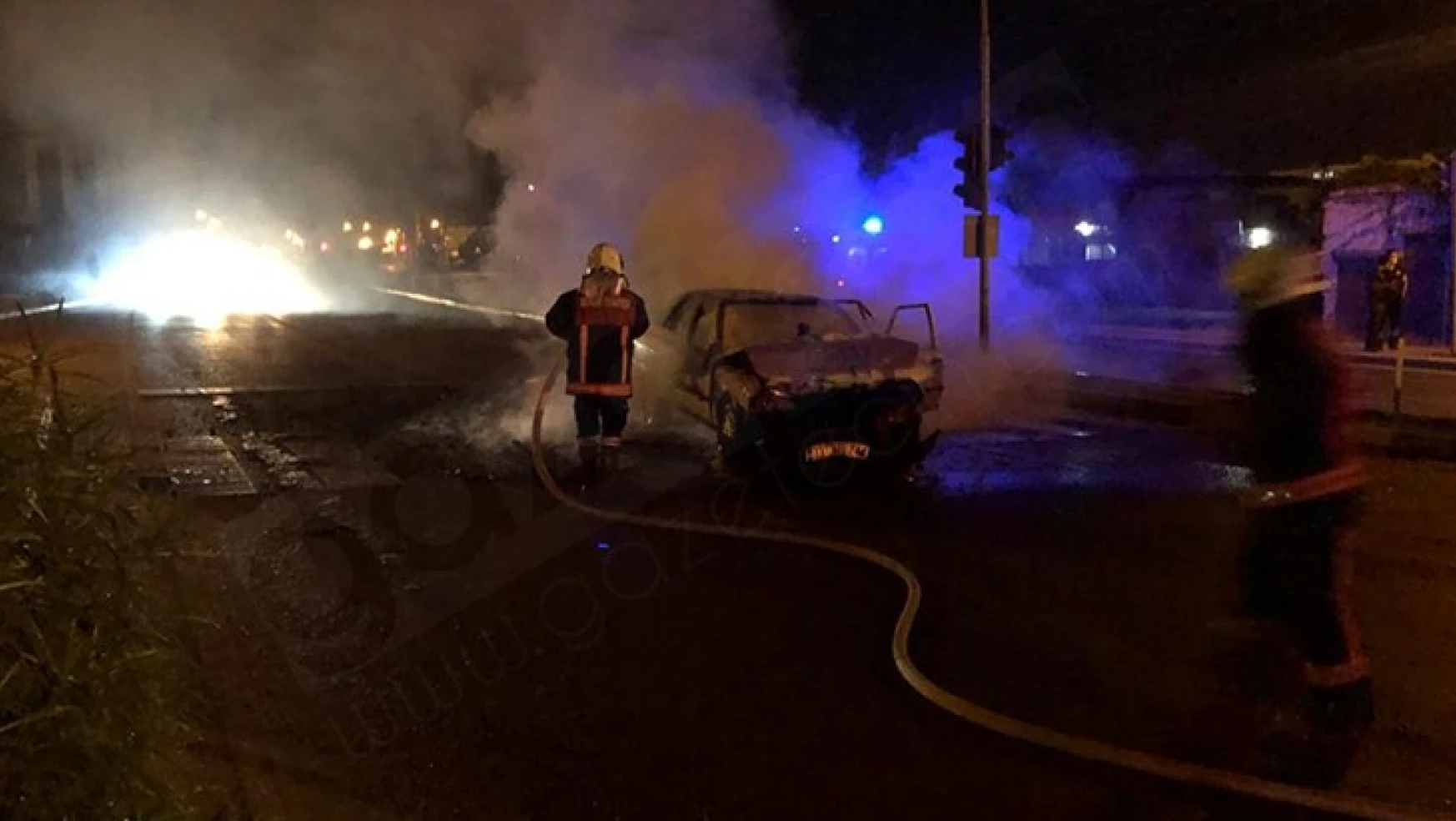 Trafik kazası sonrası yanan otomobil kullanılamaz hale geldi