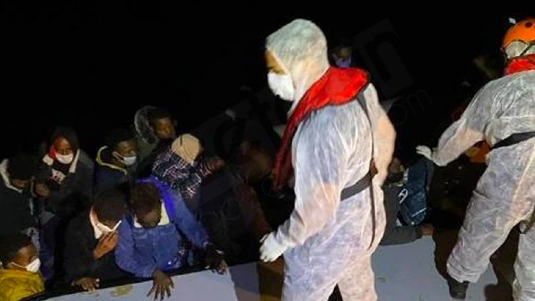 Türk kara sularına itilen 16 sığınmacı kurtarıldı