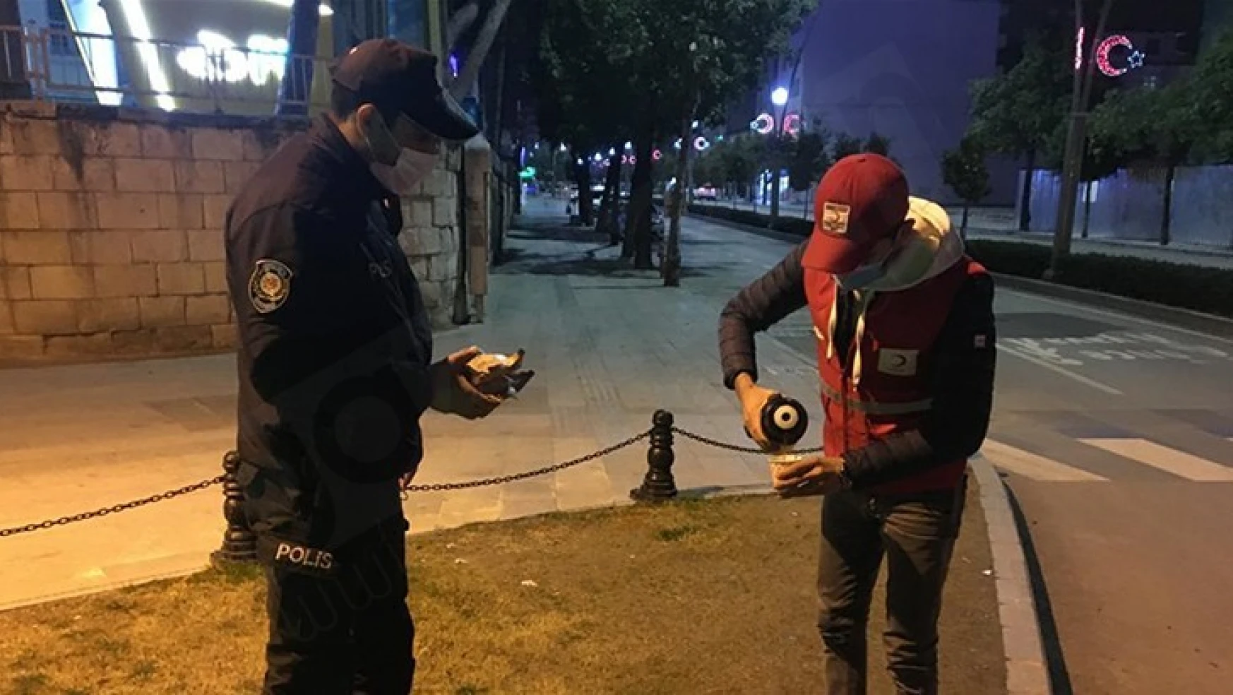Türk Kızılay'dan polislere 'sıcak' ikram