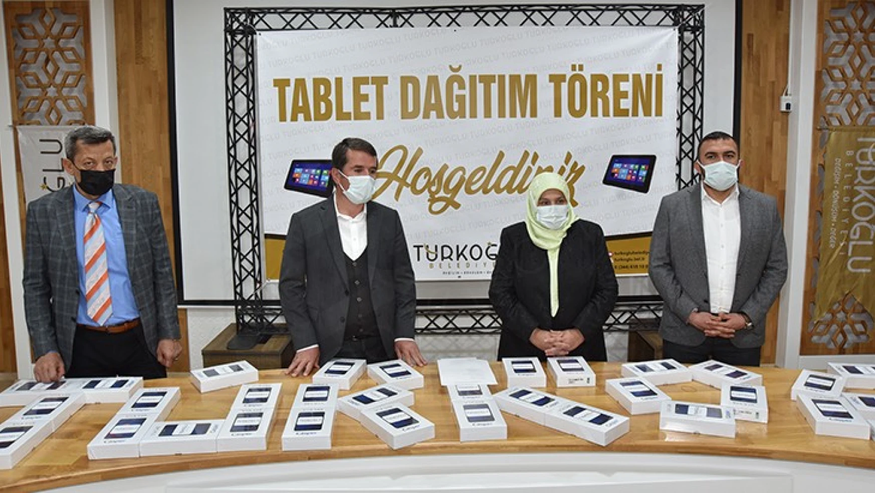 Türkoğlu Belediyesi, 200 öğrenciye tablet hediye etti