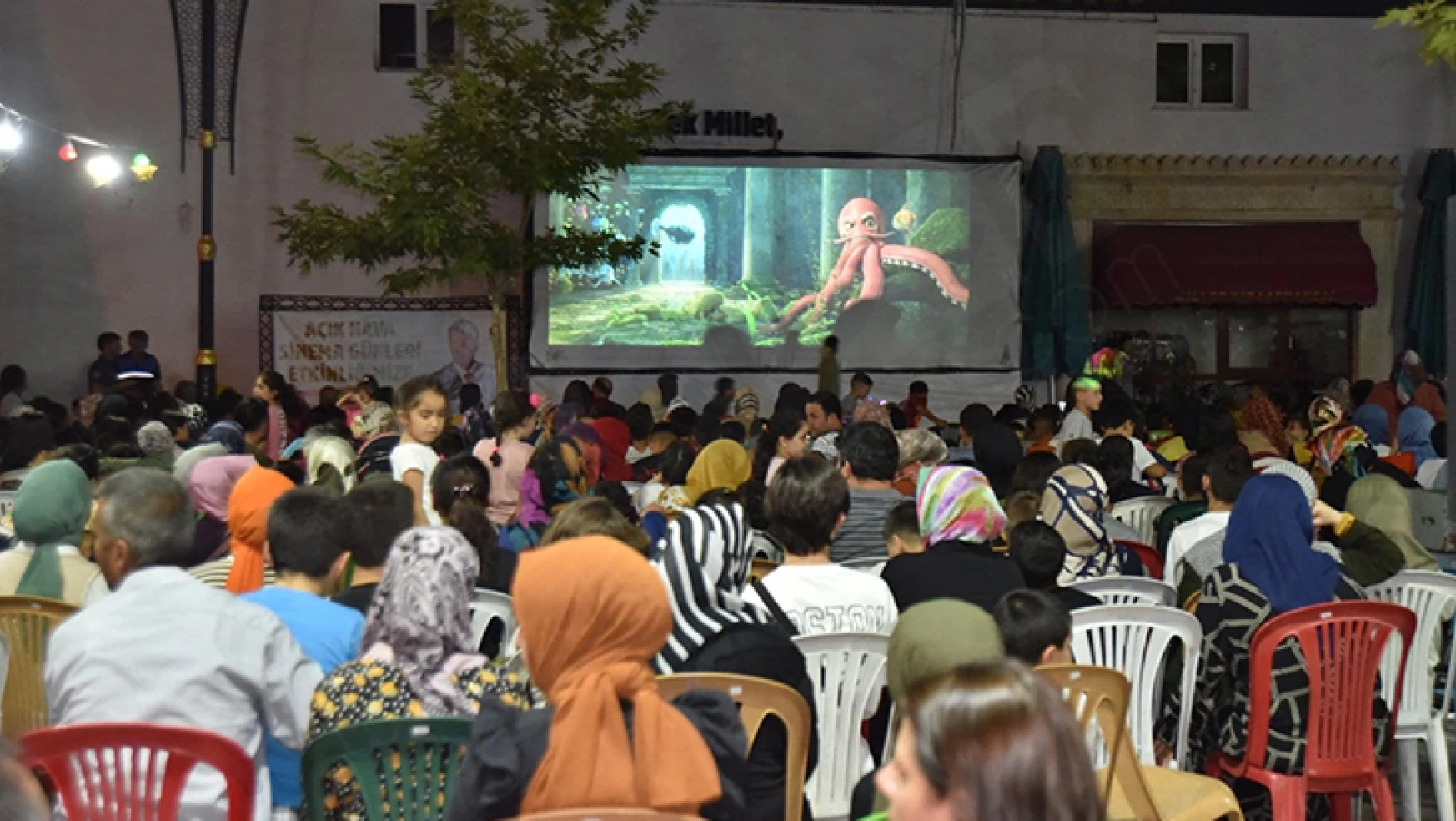 Türkoğlu Belediyesi'nden açık hava sinema etkinliği