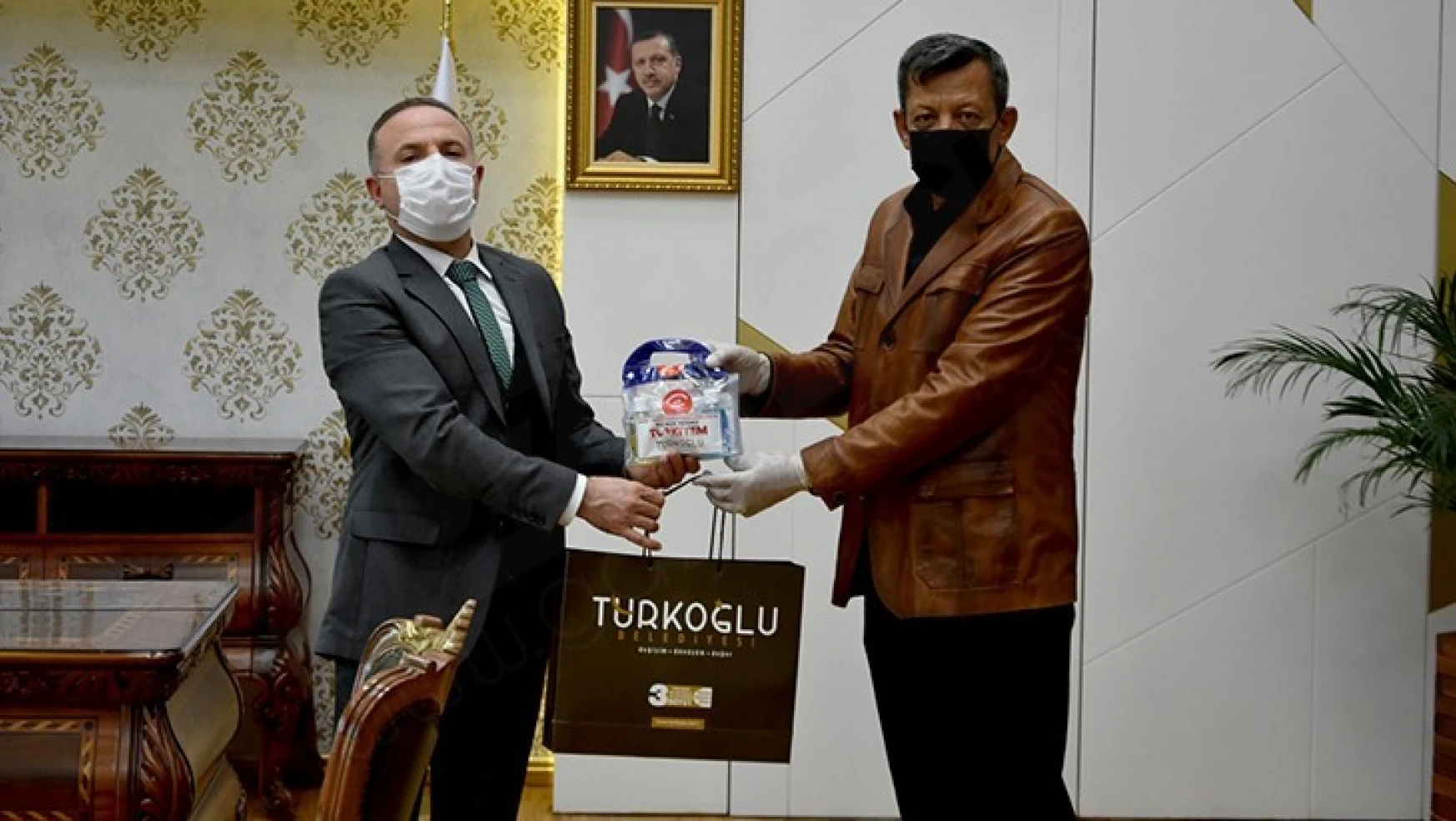 Türkoğlu Belediyesinden kamu çalışanlarına hijyen seti