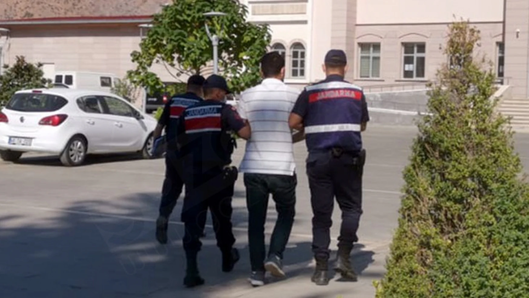 Türkoğlu'nda bir vatandaşı dolandıran zanlı, Diyarbakır'da tutuklanarak Kahramanmaraş'a getirildi