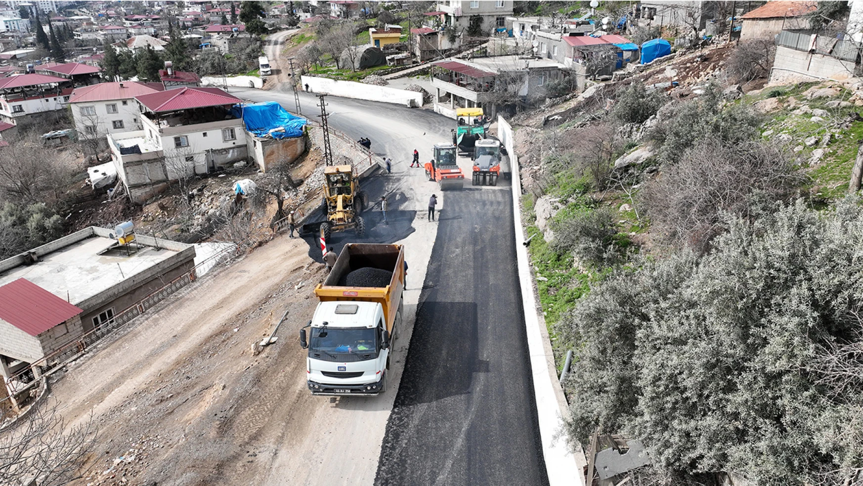 Türkoğlu'nda Orçan Caddesi'ni sıcak asfaltla buluşturuyor