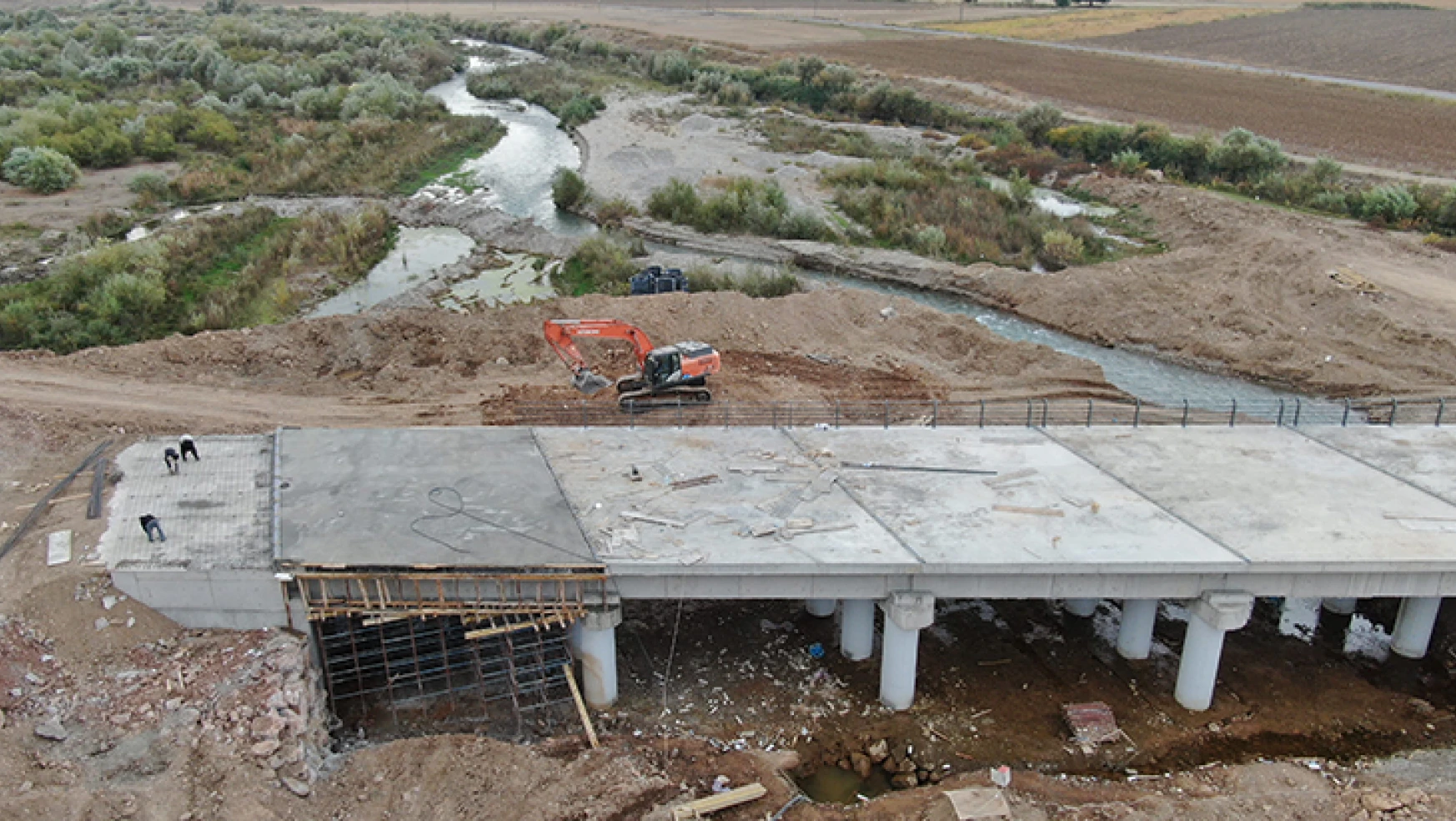 Türkoğlu'nun yeni köprüsü hizmete hazırlanıyor