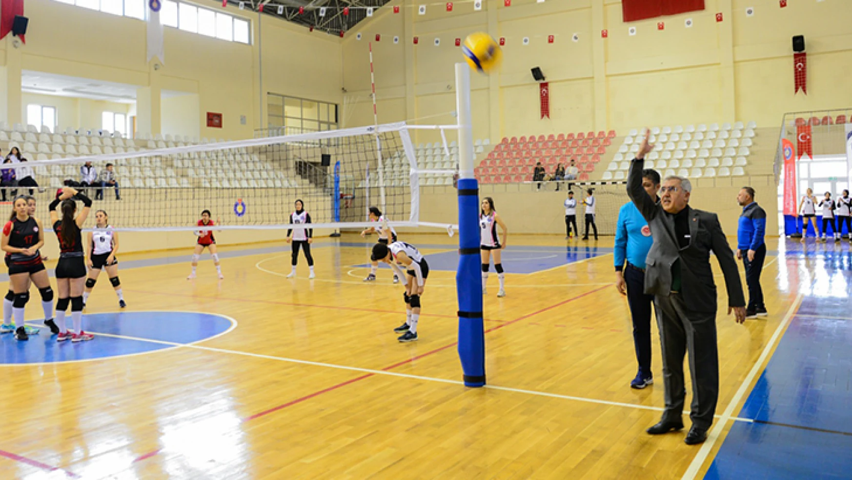 TÜSF üniversiteler voleybol 2'nci lig kadın-erkek grup birinciliği müsabakaları başladı