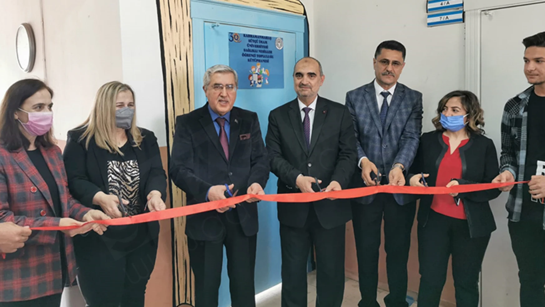 Üniversite öğrencileri, Altınova Şehit Bayram Demirci İlkokulunda kütüphane açtı