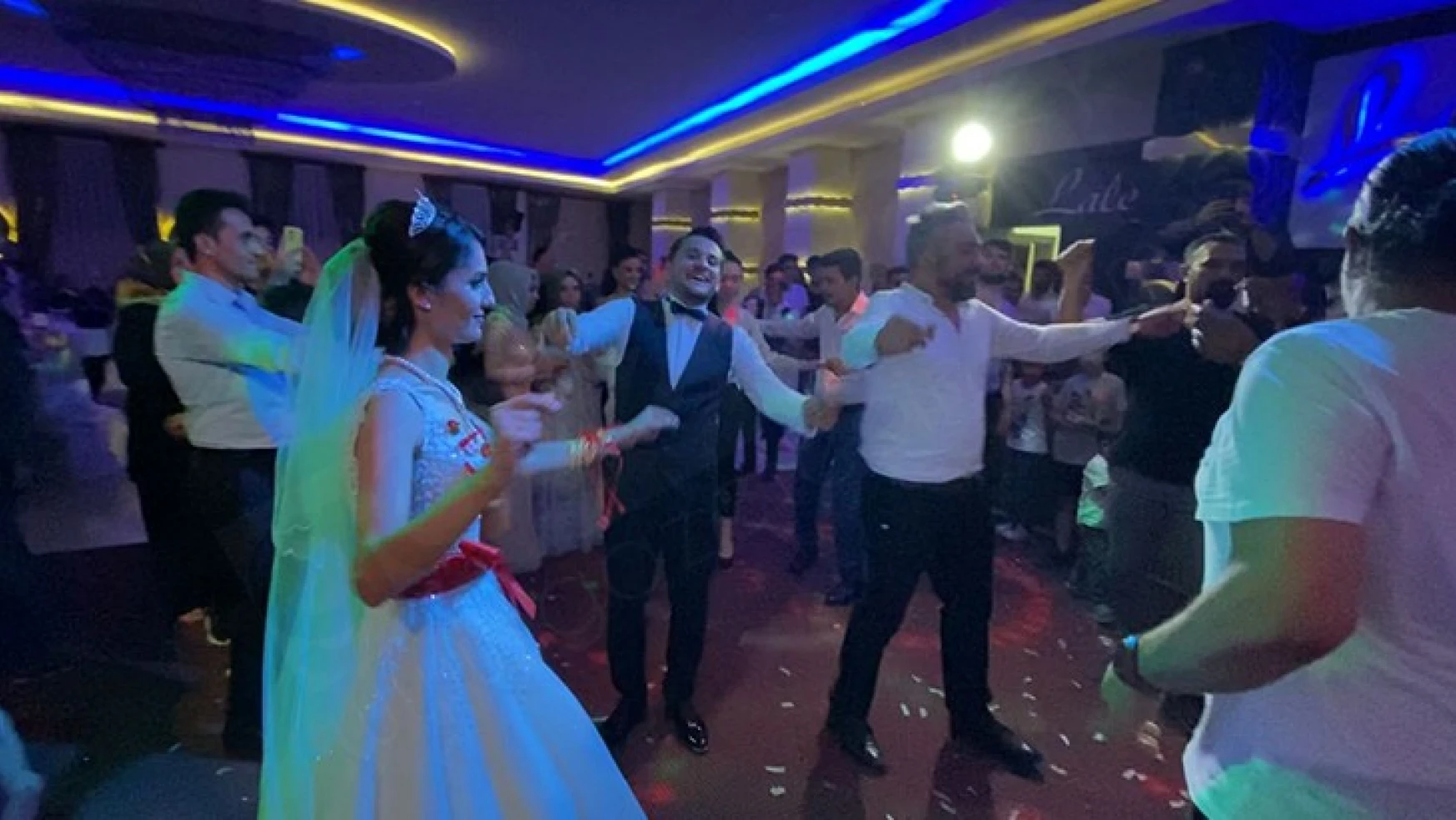 Ünlü oyuncular Kahramanmaraş'ta düğüne renk kattı