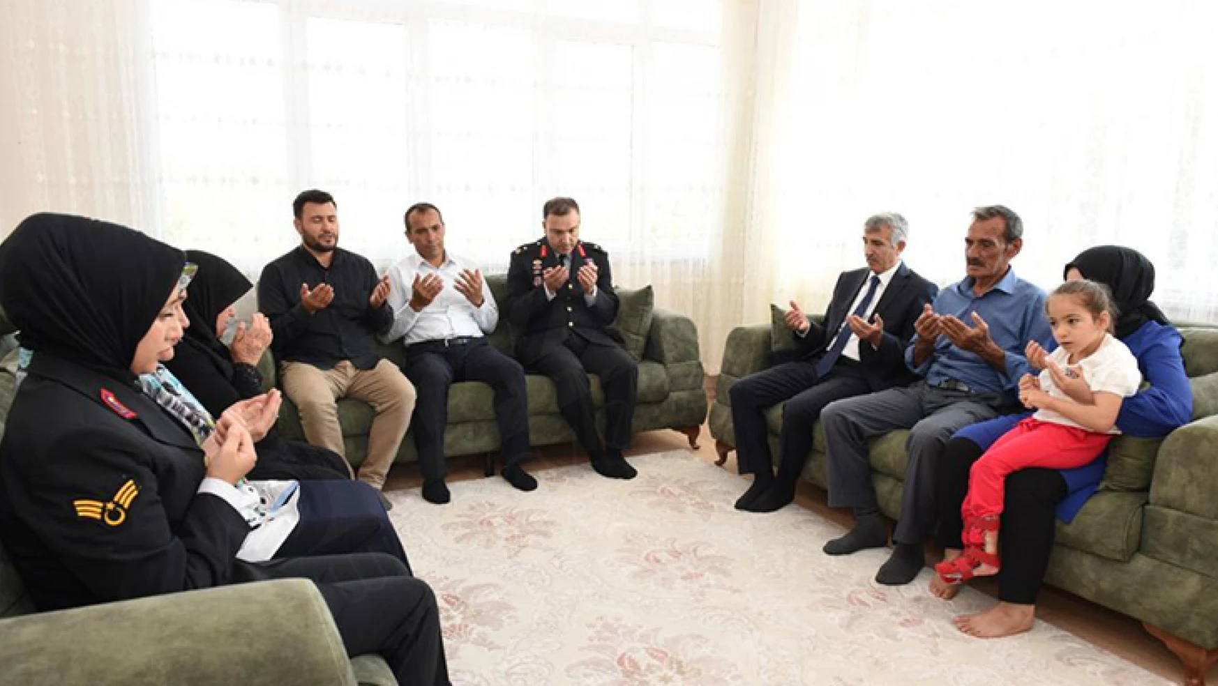 Vali Ünlüer, Şehit Mustafa Tatlı'nın ailesine Şehadet Belgesini takdim etti