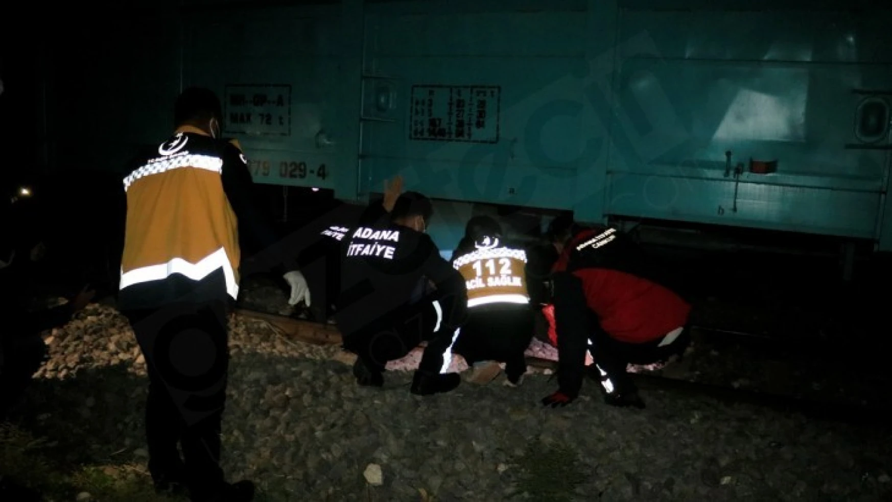 Yük treninin çarptığı kişi ağır yaralandı