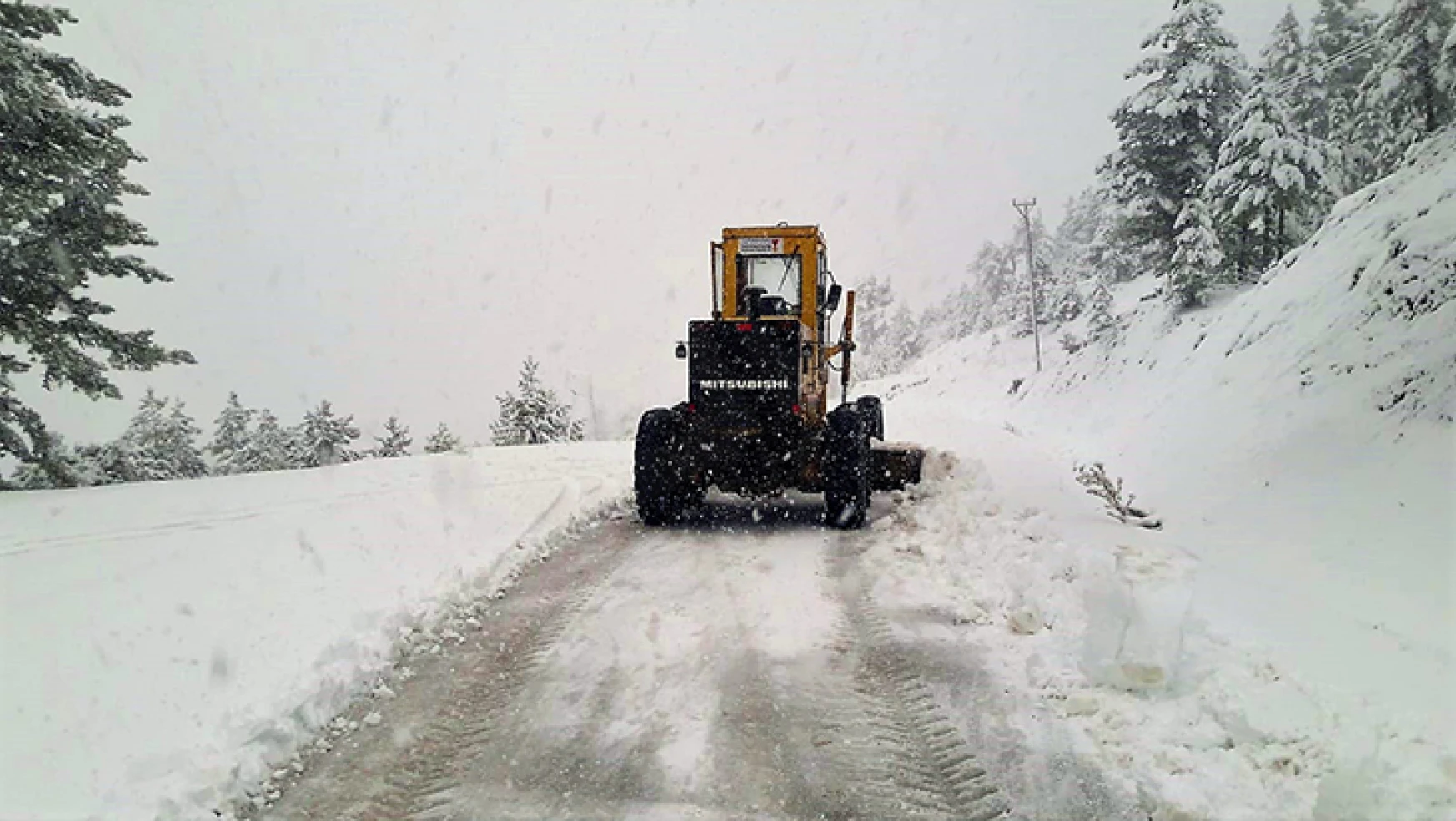 Yüksek kesimlerdeki kar yağışına 210 araçla müdahale ediliyor