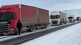 Buzlanma nedeniyle yolda kalan 16 tır kurtarıldı