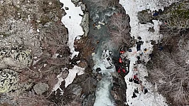 Dereye düşen ticari araçtaki 3 kişi hayatını kaybetti