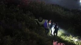 Düzensiz göçmenleri taşıyan otomobilin nehre devrildi