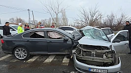 İki otomobilin çarpıştığı kazada 1 kişi öldü, 5 kişi yaralandı