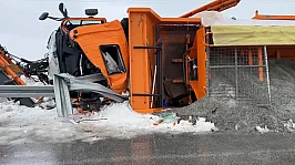 Kar küreme aracı devrildi! 2 görevli hayatını kaybetti