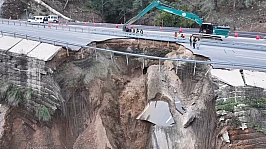 Kumluca-Kemer kara yolunda heyelan ve göçük oluştu