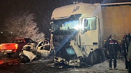 Tır ile çarpışan araçta 4 kişi hayatını kaybetti