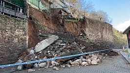 Toprak kayması ve istinat duvarının çökmesi sonucu 3 ev boşaltıldı