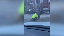 Trafik polisinden yürekleri ısıtan görüntü