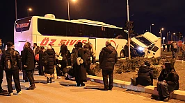 Yolcu otobüsü ile kamyonetin çarpıştığı kazada 5 kişi yaralandı